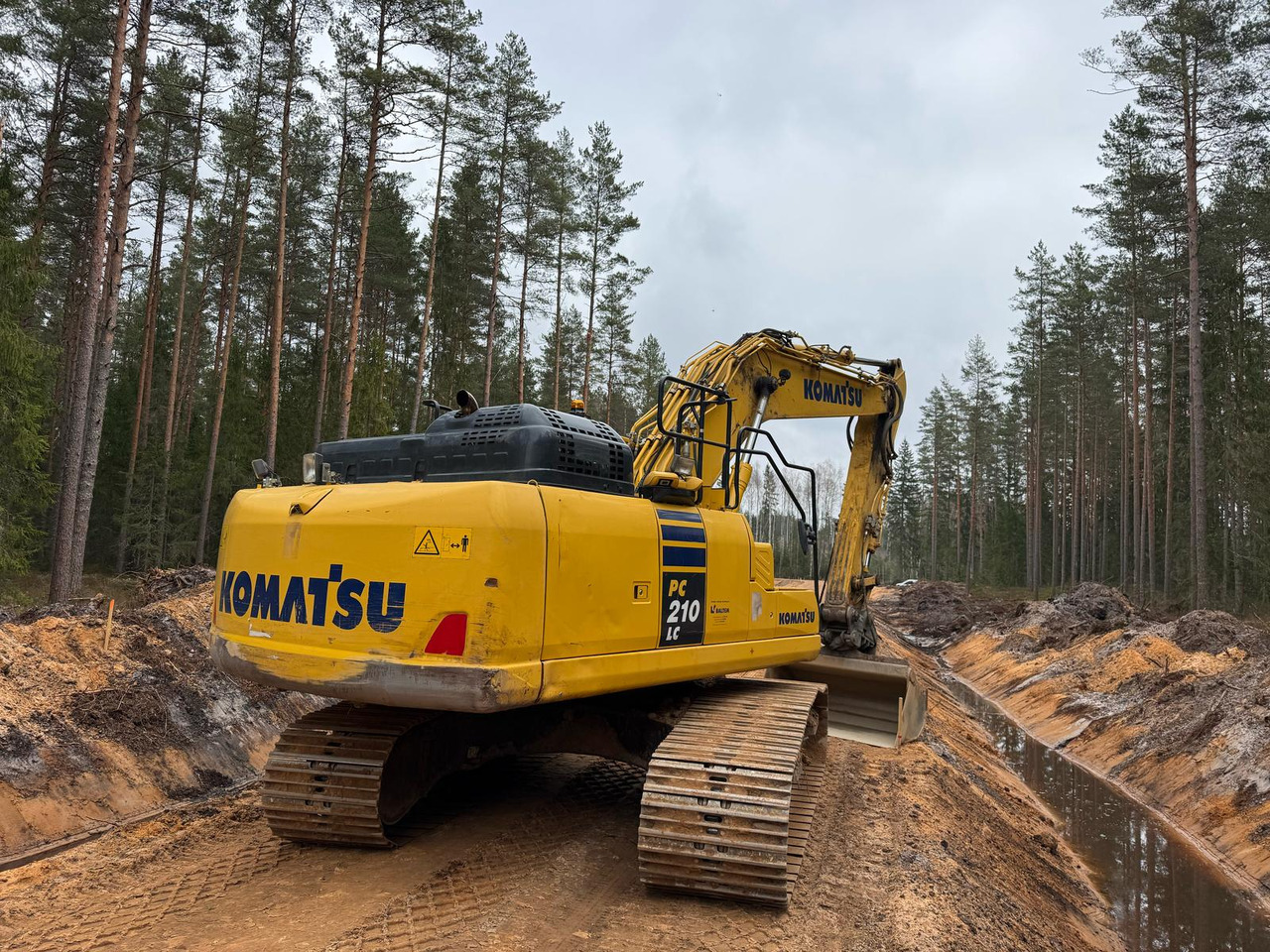 KOMATSU PC210LC-11 - Kāpurķēžu ekskavators: foto 2 KOMATSU PC210LC-11 - Kāpurķēžu ekskavators: foto 2