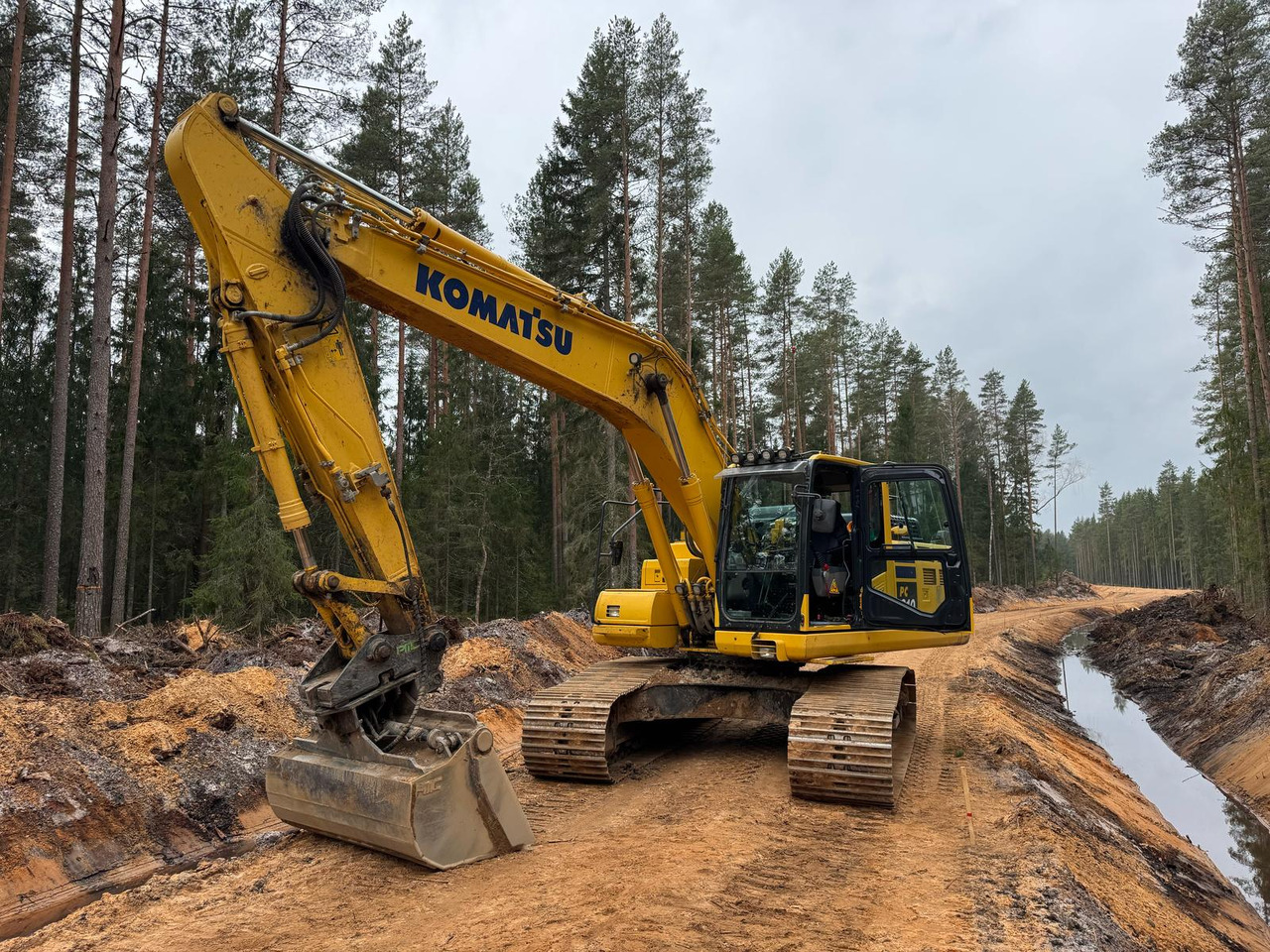 KOMATSU PC210LC-11 - Kāpurķēžu ekskavators: foto 1 KOMATSU PC210LC-11 - Kāpurķēžu ekskavators: foto 1