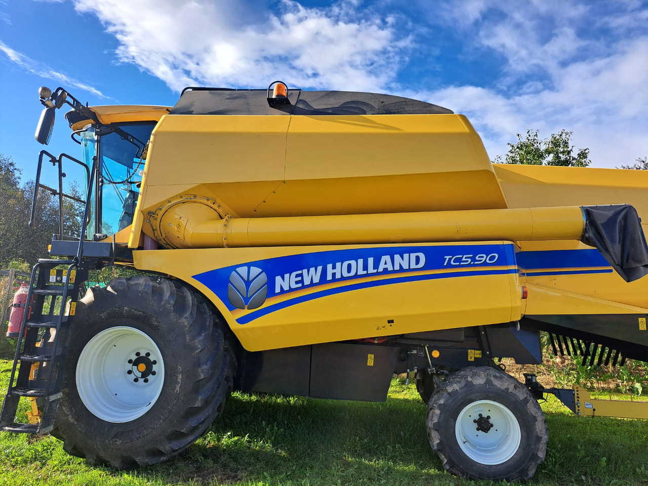 NEW HOLLAND TC 5.90 - Labības kombains: foto 1 NEW HOLLAND TC 5.90 - Labības kombains: foto 1