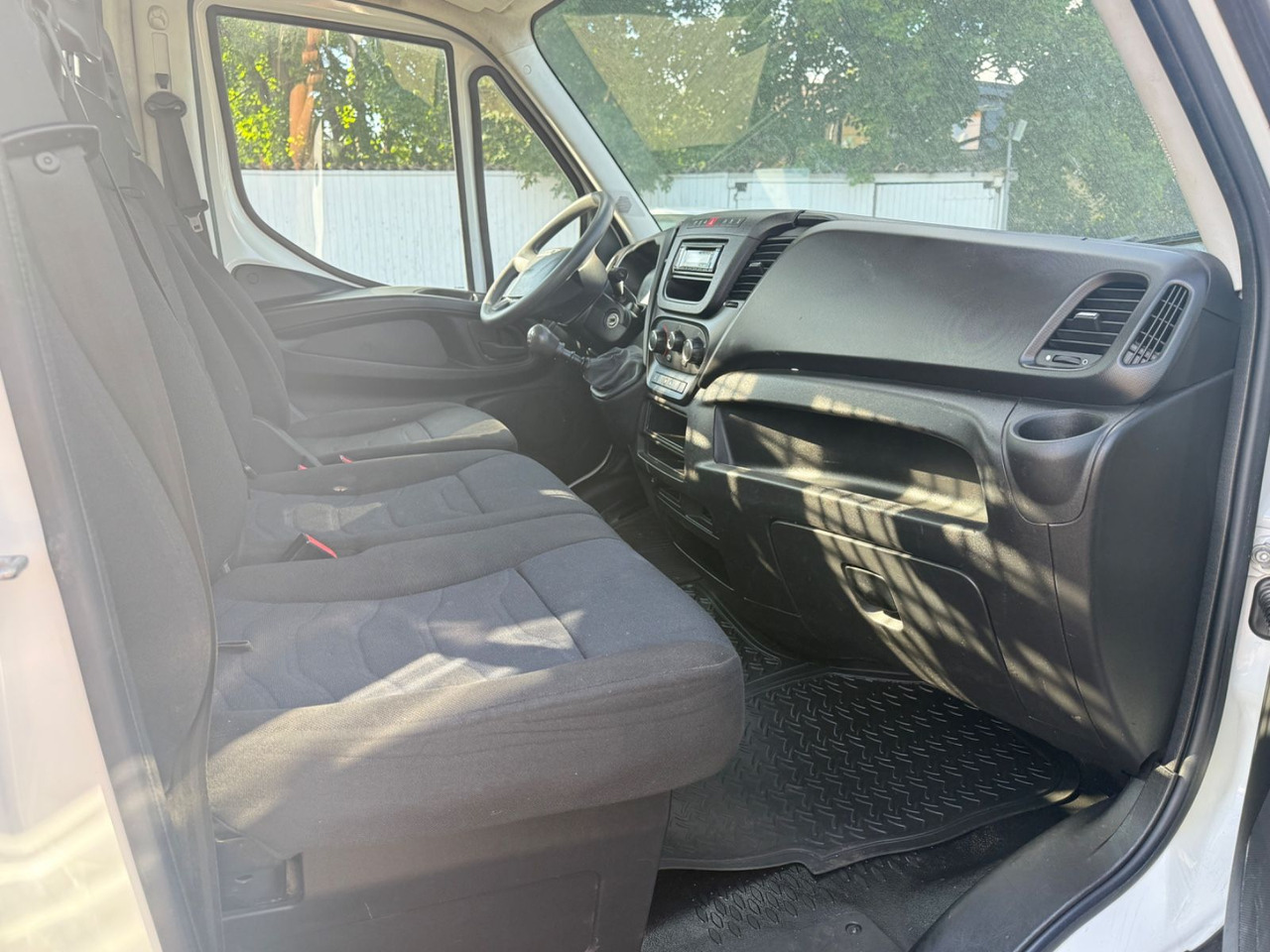 Automašīna ar kravas platformu Iveco Daily 35 S 12: foto 12