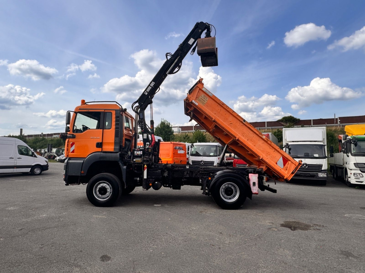 Kravas automašīna pašizgāzējs, Kravas auto ar manipulatoru MAN TGA 18.310 Kipper - Kran 4x4: foto 13