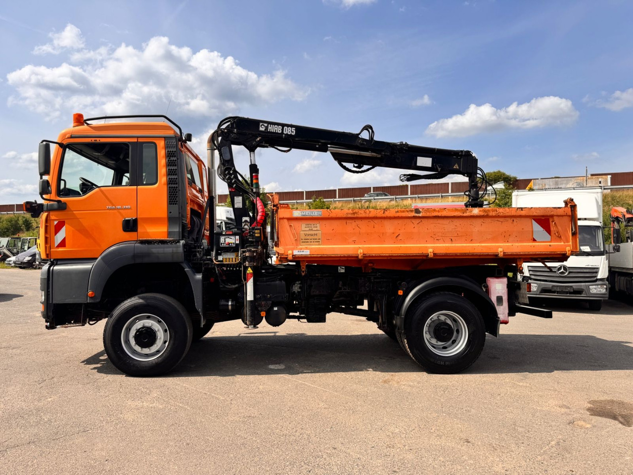 Kravas automašīna pašizgāzējs, Kravas auto ar manipulatoru MAN TGA 18.310 Kipper - Kran 4x4: foto 6