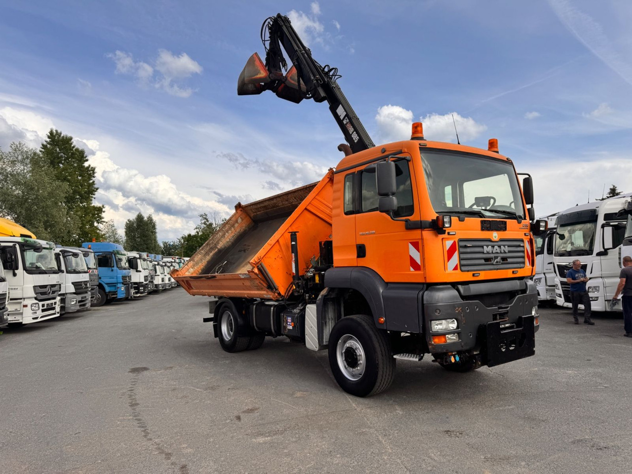 Kravas automašīna pašizgāzējs, Kravas auto ar manipulatoru MAN TGA 18.310 Kipper - Kran 4x4: foto 9