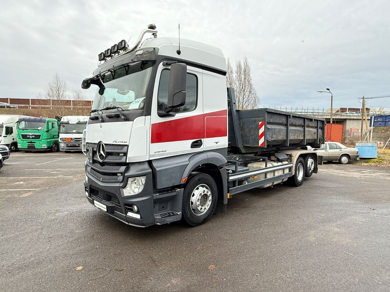Mercedes-Benz Actros 2542 Abrollkipper mit Container - Pacēlājs ar āķi: foto 3 Mercedes-Benz Actros 2542 Abrollkipper mit Container - Pacēlājs ar āķi: foto 3