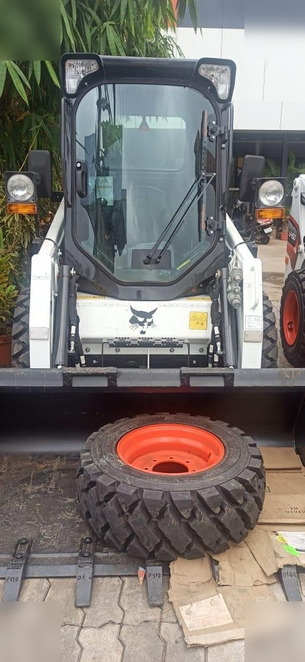 BOBCAT S450 - Kompaktiekrāvējs: foto 1 BOBCAT S450 - Kompaktiekrāvējs: foto 1