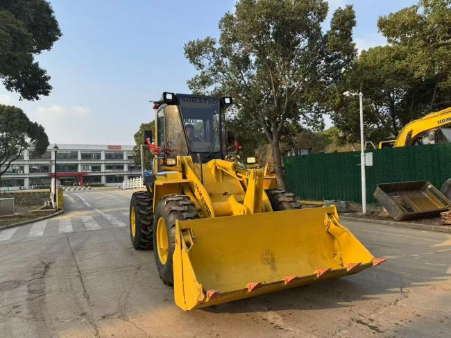 Komatsu WA100 - Riteņu iekrāvējs: foto 3 Komatsu WA100 - Riteņu iekrāvējs: foto 3