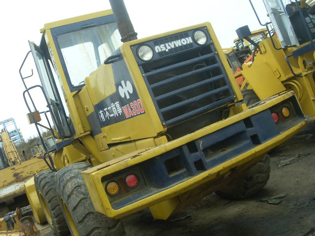 Komatsu WA300 - Riteņu iekrāvējs: foto 1 Komatsu WA300 - Riteņu iekrāvējs: foto 1
