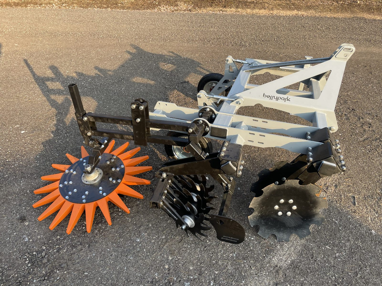 Berrypark Roll- und Fingerhacke / Orchard Weeder / Sarcleuse arboricole / Pielnik sadowniczy - Kultivators: foto 2 Berrypark Roll- und Fingerhacke / Orchard Weeder / Sarcleuse arboricole / Pielnik sadowniczy - Kultivators: foto 2