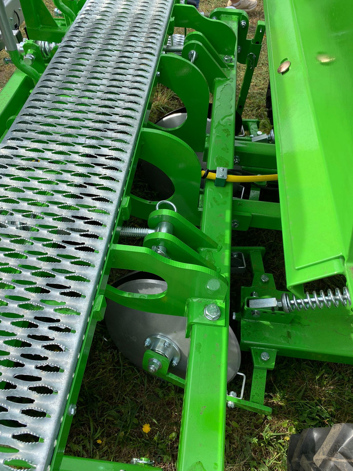 Bomet Kartoffelpflanzmaschine / Potato planter / Planteuse de pomme de terre / Piantapatate / Sadzarka ziemniaków - Kartupeļu stādāmā mašīna: foto 5 Bomet Kartoffelpflanzmaschine / Potato planter / Planteuse de pomme de terre / Piantapatate / Sadzarka ziemniaków - Kartupeļu stādāmā mašīna: foto 5