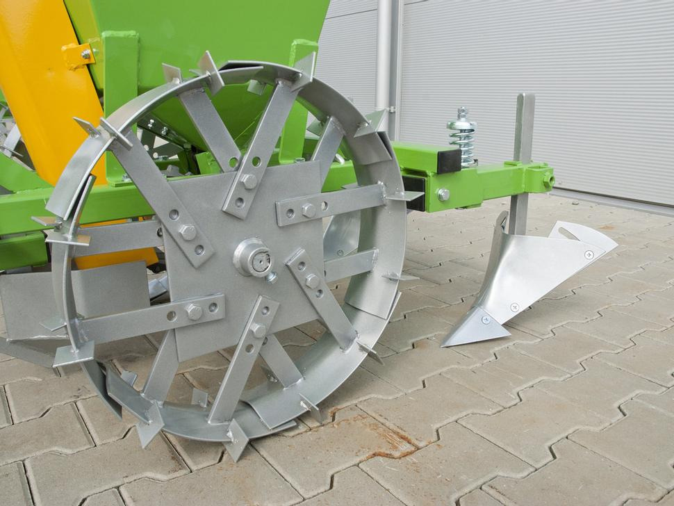 Bomet Kartoffelpflanzmaschine / Potato planter / Planteuse de pomme de terre / Piantapatate / Sadzarka ziemniaków - Kartupeļu stādāmā mašīna: foto 4 Bomet Kartoffelpflanzmaschine / Potato planter / Planteuse de pomme de terre / Piantapatate / Sadzarka ziemniaków - Kartupeļu stādāmā mašīna: foto 4