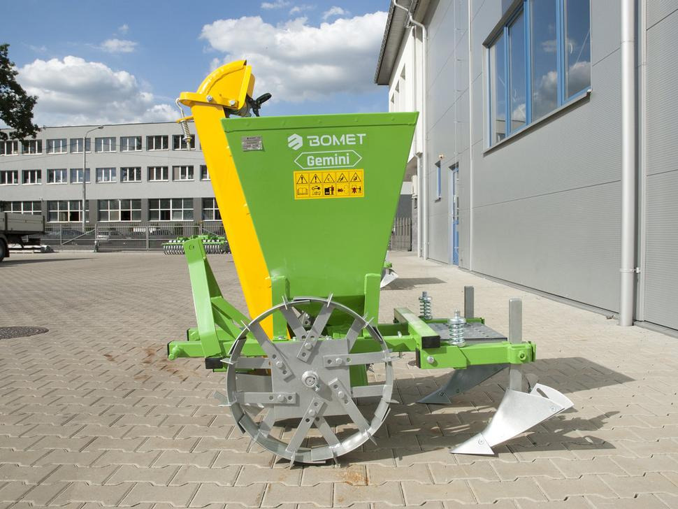 Bomet Kartoffelpflanzmaschine / Potato planter / Planteuse de pomme de terre / Piantapatate / Sadzarka ziemniaków - Kartupeļu stādāmā mašīna: foto 3 Bomet Kartoffelpflanzmaschine / Potato planter / Planteuse de pomme de terre / Piantapatate / Sadzarka ziemniaków - Kartupeļu stādāmā mašīna: foto 3