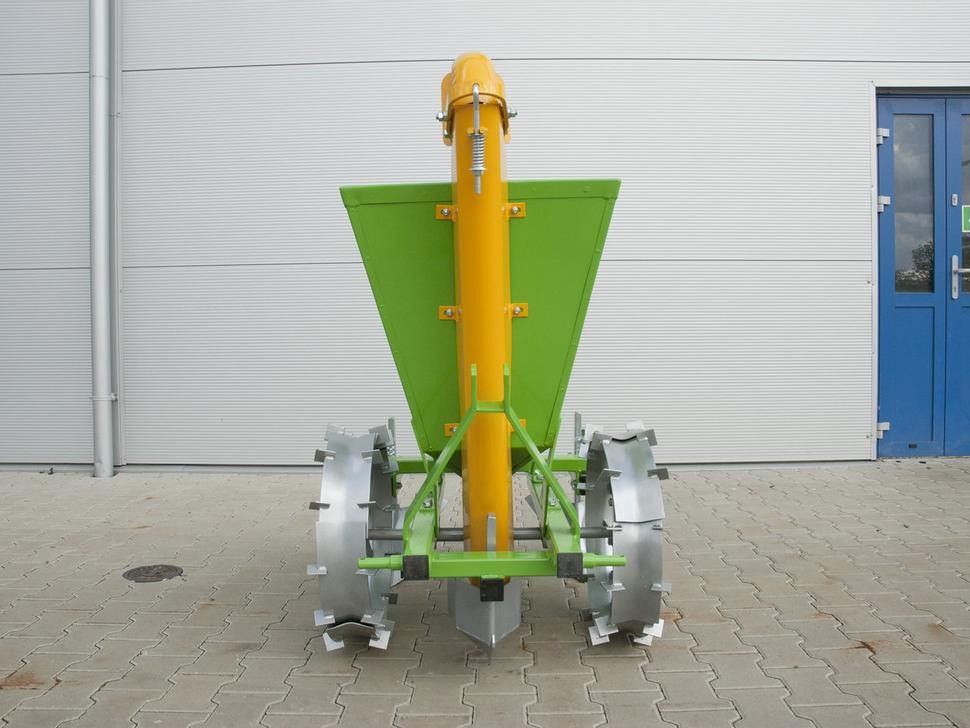 Bomet Kartoffelpflanzmaschine / Potato planter / Planteuse de pomme de terre / Piantapatate / Sadzarka ziemniaków - Kartupeļu stādāmā mašīna: foto 1 Bomet Kartoffelpflanzmaschine / Potato planter / Planteuse de pomme de terre / Piantapatate / Sadzarka ziemniaków - Kartupeļu stādāmā mašīna: foto 1