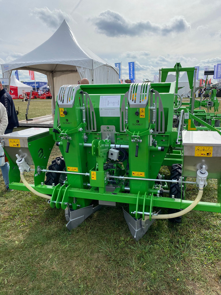 Bomet Kartoffelpflanzmaschine / Potato planter / Planteuse de pomme de terre / Piantapatate / Sadzarka ziemniaków - Kartupeļu stādāmā mašīna: foto 1 Bomet Kartoffelpflanzmaschine / Potato planter / Planteuse de pomme de terre / Piantapatate / Sadzarka ziemniaków - Kartupeļu stādāmā mašīna: foto 1