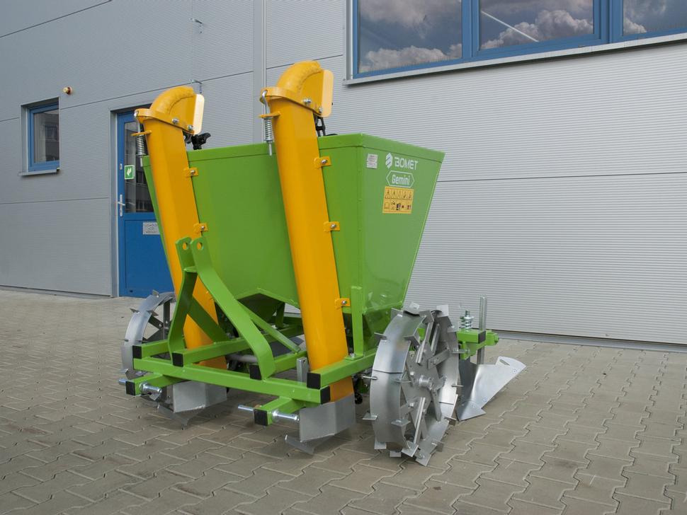 Bomet Kartoffelpflanzmaschine / Potato planter / Planteuse de pomme de terre / Piantapatate / Sadzarka ziemniaków - Kartupeļu stādāmā mašīna: foto 1 Bomet Kartoffelpflanzmaschine / Potato planter / Planteuse de pomme de terre / Piantapatate / Sadzarka ziemniaków - Kartupeļu stādāmā mašīna: foto 1