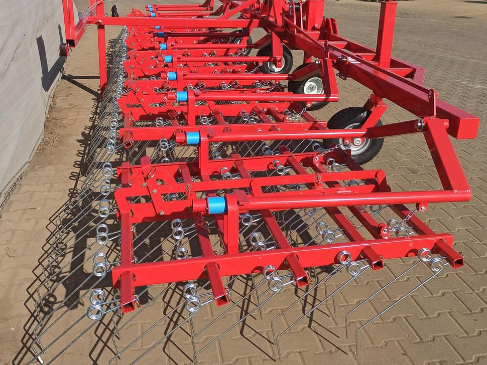 METAL-TECHNIK Hackstriegel / Weeder / Herse étrille / Sarchiatrice / Прополочная машина / Chwastownik 9 m - Atsperzaru ecēšas: foto 2 METAL-TECHNIK Hackstriegel / Weeder / Herse étrille / Sarchiatrice / Прополочная машина / Chwastownik 9 m - Atsperzaru ecēšas: foto 2