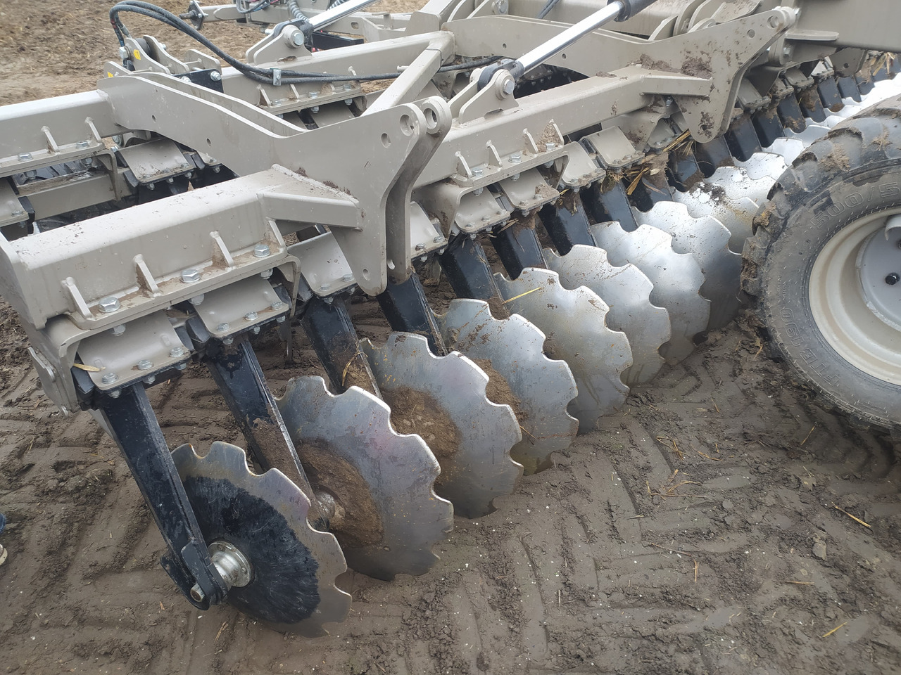 ROLEX Scheibenegge / Hydraulic discs harrow / Dechaumeur à disques / Erpice a dischi / Grada de discos / Дисковая борона / Brona talerzowa 5 m - Disku ecēša: foto 4 ROLEX Scheibenegge / Hydraulic discs harrow / Dechaumeur à disques / Erpice a dischi / Grada de discos / Дисковая борона / Brona talerzowa 5 m - Disku ecēša: foto 4