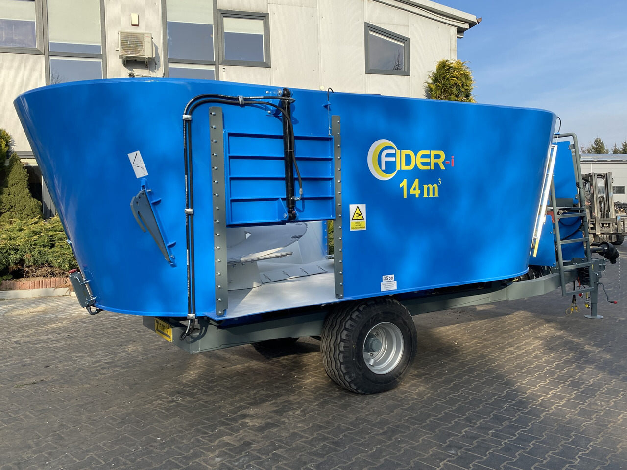 ZAMET Futtermischwagen / Feed mixer / Melangeuse / Carro miscelatore / Vagoneta 2 sinfines / Кормораздатчик 2 шнека / Wóz paszowy 14 m3 - Lopbarības mikseris: foto 4 ZAMET Futtermischwagen / Feed mixer / Melangeuse / Carro miscelatore / Vagoneta 2 sinfines / Кормораздатчик 2 шнека / Wóz paszowy 14 m3 - Lopbarības mikseris: foto 4