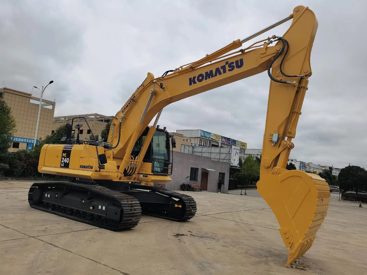 KOMATSU PC240-8 - Kāpurķēžu ekskavators: foto 1 KOMATSU PC240-8 - Kāpurķēžu ekskavators: foto 1