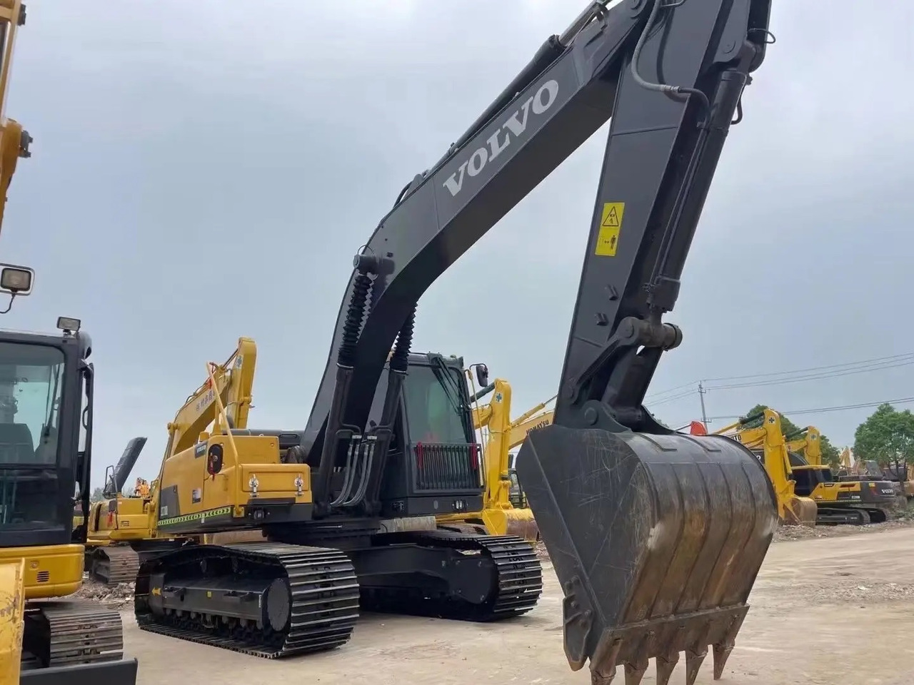 VOLVO EC210DL - Kāpurķēžu ekskavators: foto 1 VOLVO EC210DL - Kāpurķēžu ekskavators: foto 1