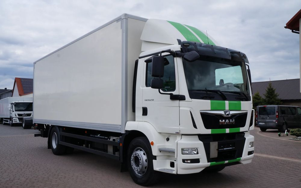 MAN TGM 18.250 / 18.290 EURO 6 KONTENER 19 PALET ŁAD. 9800 KG WINDA - Kravas automašīna ar slēgto virsbūvi: foto 1 MAN TGM 18.250 / 18.290 EURO 6 KONTENER 19 PALET ŁAD. 9800 KG WINDA - Kravas automašīna ar slēgto virsbūvi: foto 1