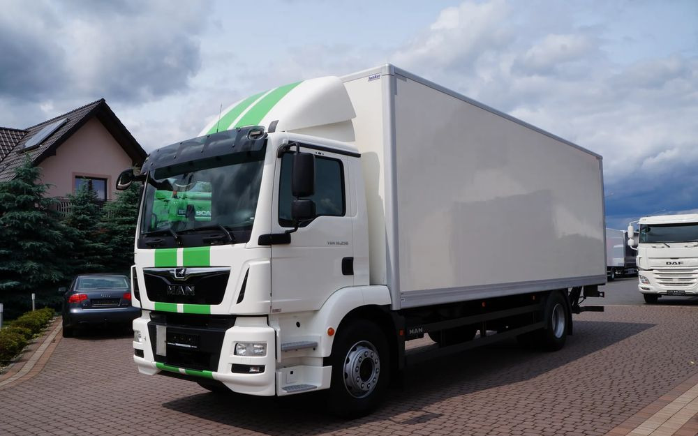 MAN TGM 18.250 / 18.290 EURO 6 KONTENER 19 PALET ŁAD. 9800 KG WINDA - Kravas automašīna ar slēgto virsbūvi: foto 1 MAN TGM 18.250 / 18.290 EURO 6 KONTENER 19 PALET ŁAD. 9800 KG WINDA - Kravas automašīna ar slēgto virsbūvi: foto 1