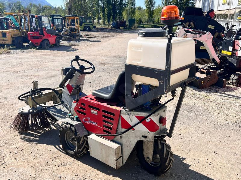 Cochet Balayeuse de désherbage automotrice Gecko (NET DE TVA) - Rūpnieciskais slaucītājs: foto 3 Cochet Balayeuse de désherbage automotrice Gecko (NET DE TVA) - Rūpnieciskais slaucītājs: foto 3