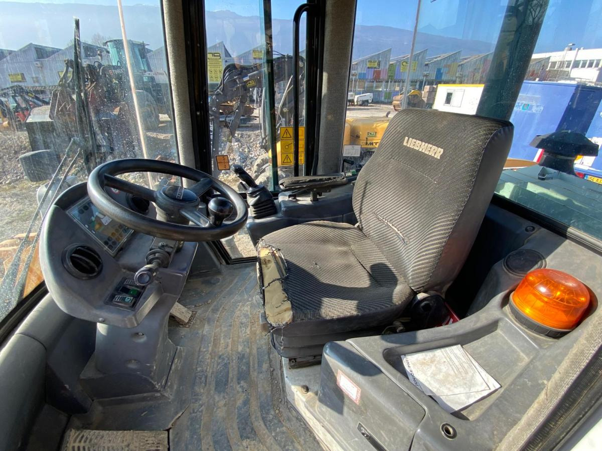 Riteņu iekrāvējs LIEBHERR Chargeuse L524 10T: foto 8