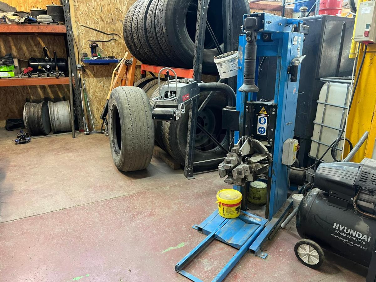 Ravaglioli Démonte pneus GRS926 - Garāžu aprīkojums: foto 3 Ravaglioli Démonte pneus GRS926 - Garāžu aprīkojums: foto 3