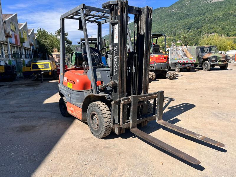 Toyota 426 FGF15 CHARIOT ELEVATEUR A GAZ 1,5T 4,3m - Gāzes iekrāvējs: foto 5 Toyota 426 FGF15 CHARIOT ELEVATEUR A GAZ 1,5T 4,3m - Gāzes iekrāvējs: foto 5
