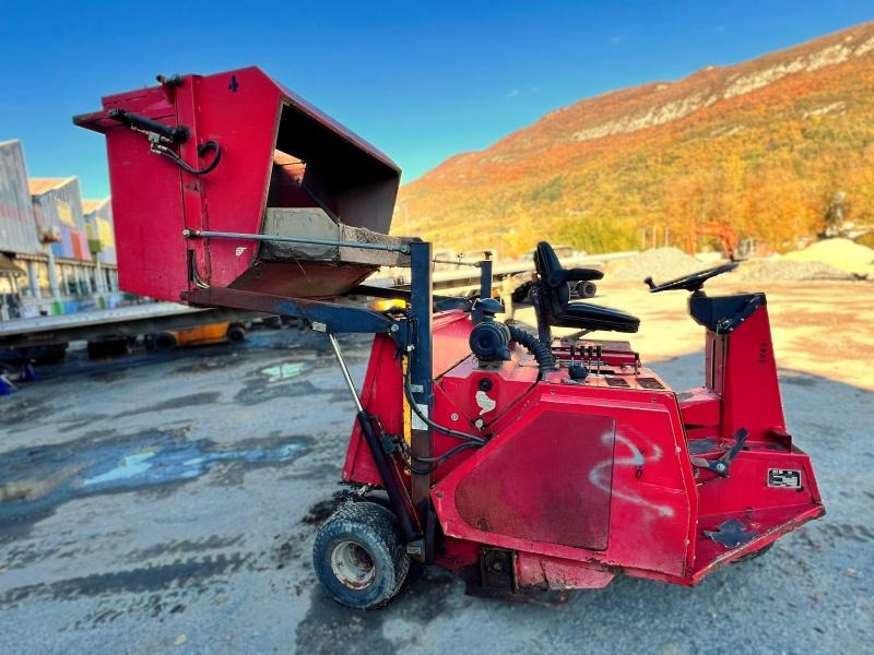 YNO 135-3 VEH Balayeuse diesel - Ielu tīrīšanas mašīna: foto 5 YNO 135-3 VEH Balayeuse diesel - Ielu tīrīšanas mašīna: foto 5