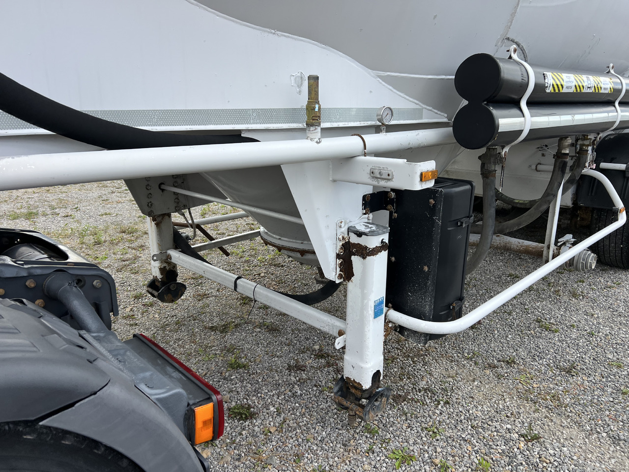 SPITZER S27DR-F010 - Silosa puspiekabe: foto 4 SPITZER S27DR-F010 - Silosa puspiekabe: foto 4