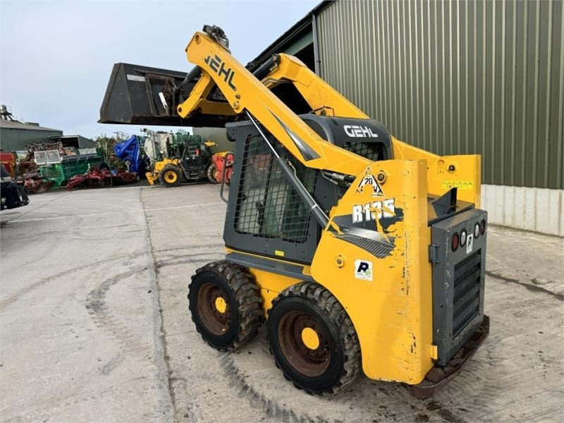 Gehl R135 Skid Steer - Kompaktiekrāvējs: foto 2 Gehl R135 Skid Steer - Kompaktiekrāvējs: foto 2