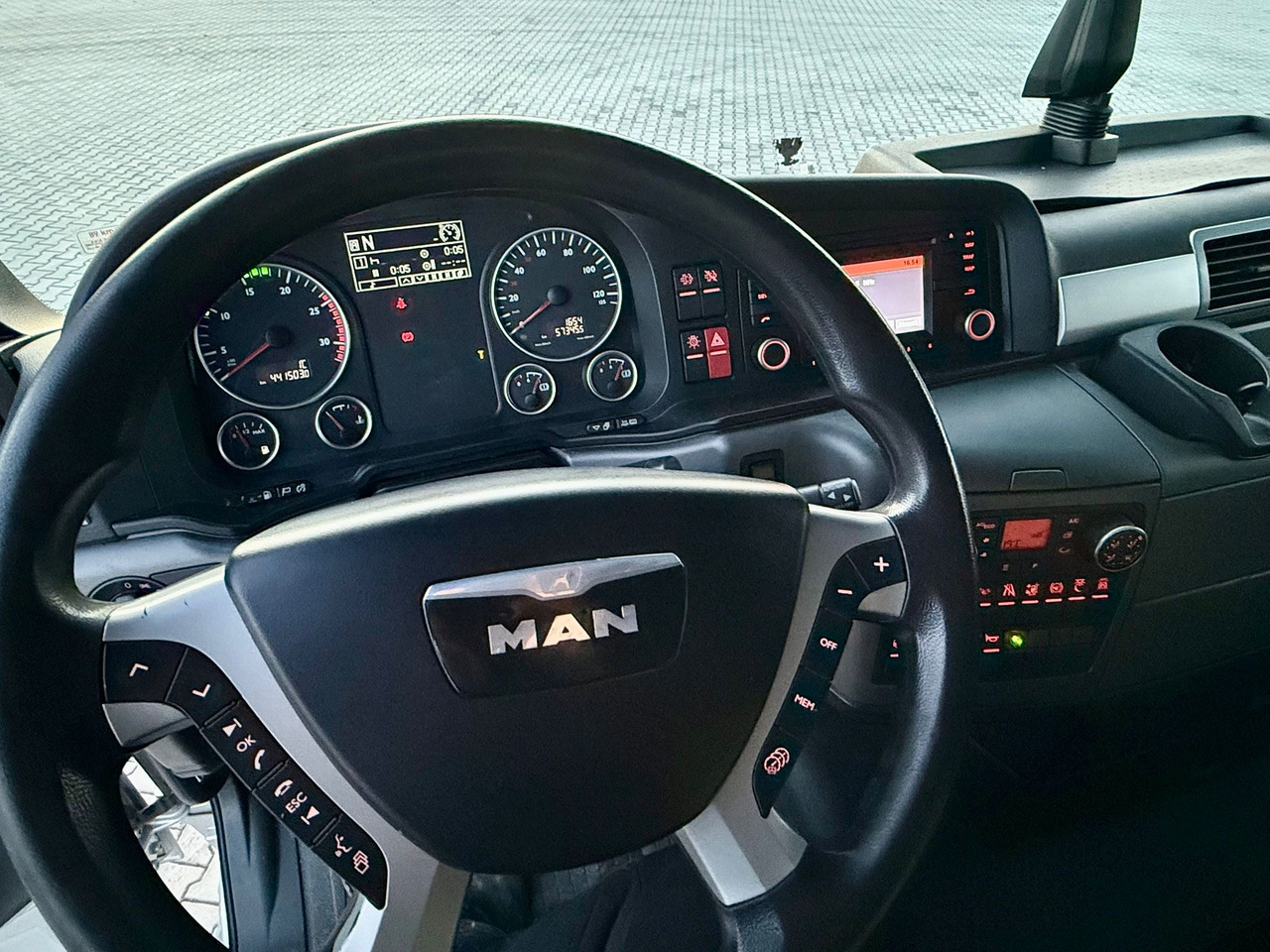 MAN TGX 18.400 / FIRANKA / KONTENER / NISKI PRZEBIEG / EURO 6 / AUTOMAT / SYPIALKA / 2016 ROK līzingu MAN TGX 18.400 / FIRANKA / KONTENER / NISKI PRZEBIEG / EURO 6 / AUTOMAT / SYPIALKA / 2016 ROK: foto 24