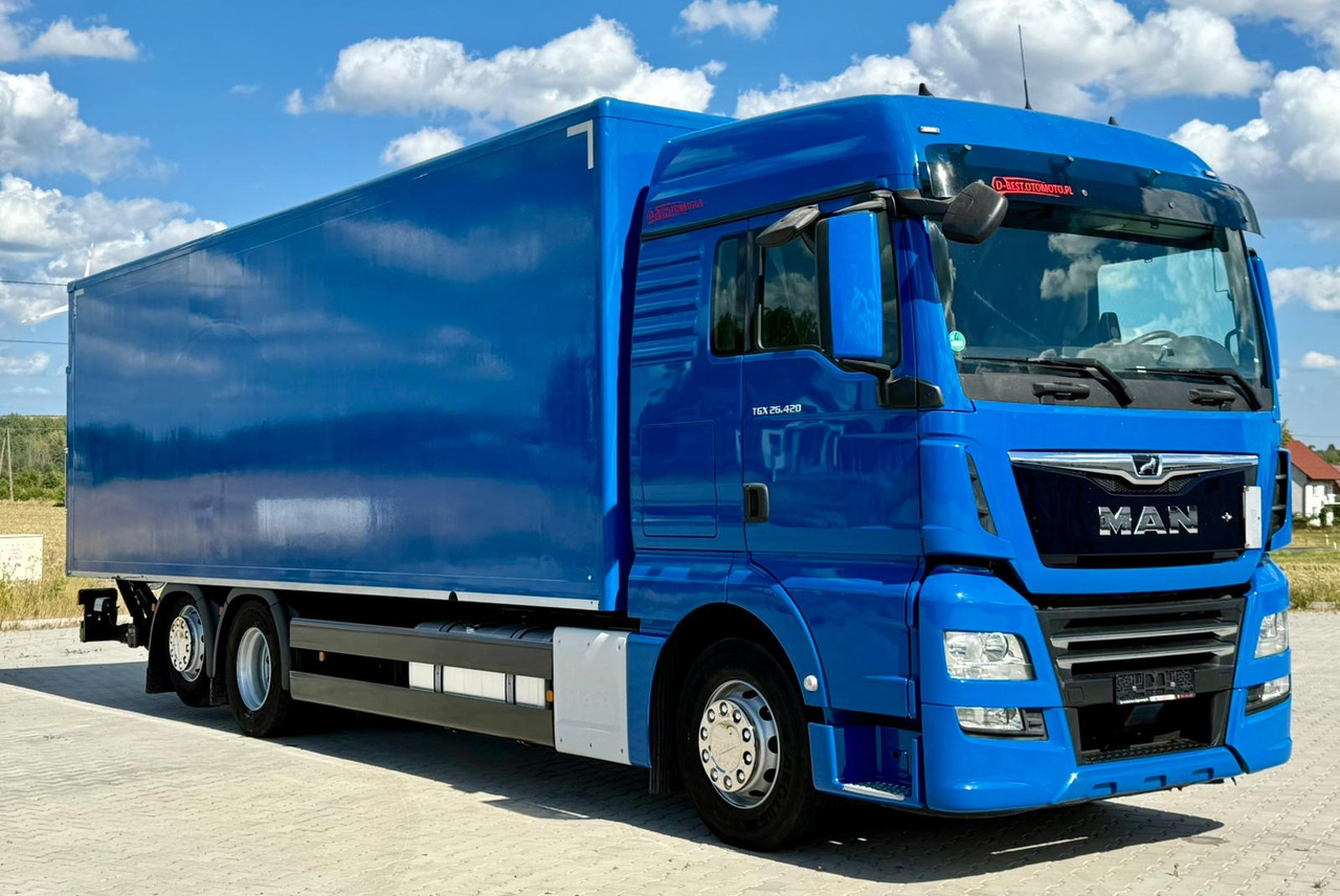 MAN TGX 26.420 / KONTENER / WINDA / 8.5 M DŁUGOŚCI / 21 EUROPALET / 6x2 / 3 OŚ PODNOSZONA I SKRĘTNA / ŁADOWNOŚĆ 14 415 KG / 2018 ROK / Z NIEMIEC - Kravas automašīna ar slēgto virsbūvi: foto 1 MAN TGX 26.420 / KONTENER / WINDA / 8.5 M DŁUGOŚCI / 21 EUROPALET / 6x2 / 3 OŚ PODNOSZONA I SKRĘTNA / ŁADOWNOŚĆ 14 415 KG / 2018 ROK / Z NIEMIEC - Kravas automašīna ar slēgto virsbūvi: foto 1
