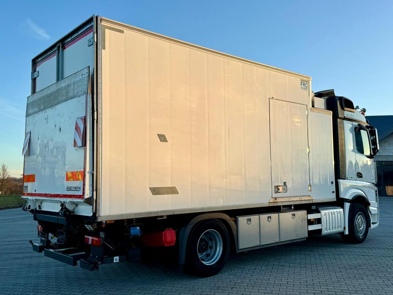 MERCEDES-BENZ ACTROS 1840 / CHŁODNIA / WINDA / 15 EUROPALET / 6.10 M DŁUGOŚCI / DUŻA KABINA / AUTOMAT / SPROWADZONY / SERWISOWANY / EURO 6 - Kravas automašīna refrižerators: foto 3 MERCEDES-BENZ ACTROS 1840 / CHŁODNIA / WINDA / 15 EUROPALET / 6.10 M DŁUGOŚCI / DUŻA KABINA / AUTOMAT / SPROWADZONY / SERWISOWANY / EURO 6 - Kravas automašīna refrižerators: foto 3