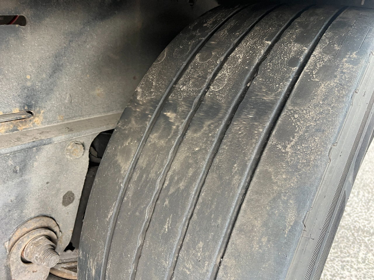 Kögel 2x lift axle, SAF disc - Puspiekabe slēgtā virsbūve: foto 5 Kögel 2x lift axle, SAF disc - Puspiekabe slēgtā virsbūve: foto 5