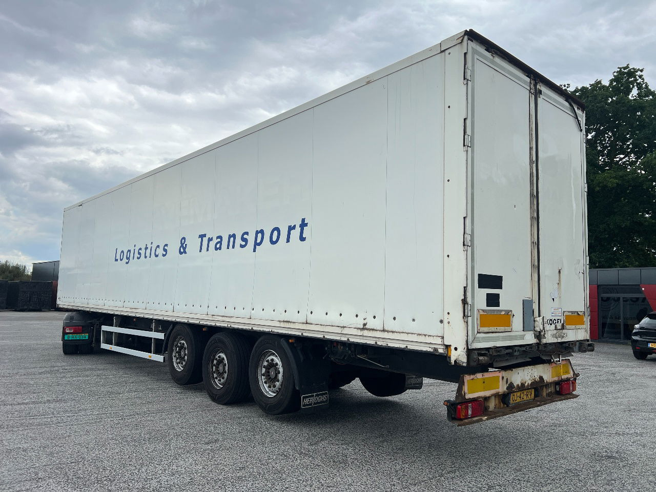 Kögel 2x lift axle, SAF disc - Puspiekabe slēgtā virsbūve: foto 4 Kögel 2x lift axle, SAF disc - Puspiekabe slēgtā virsbūve: foto 4