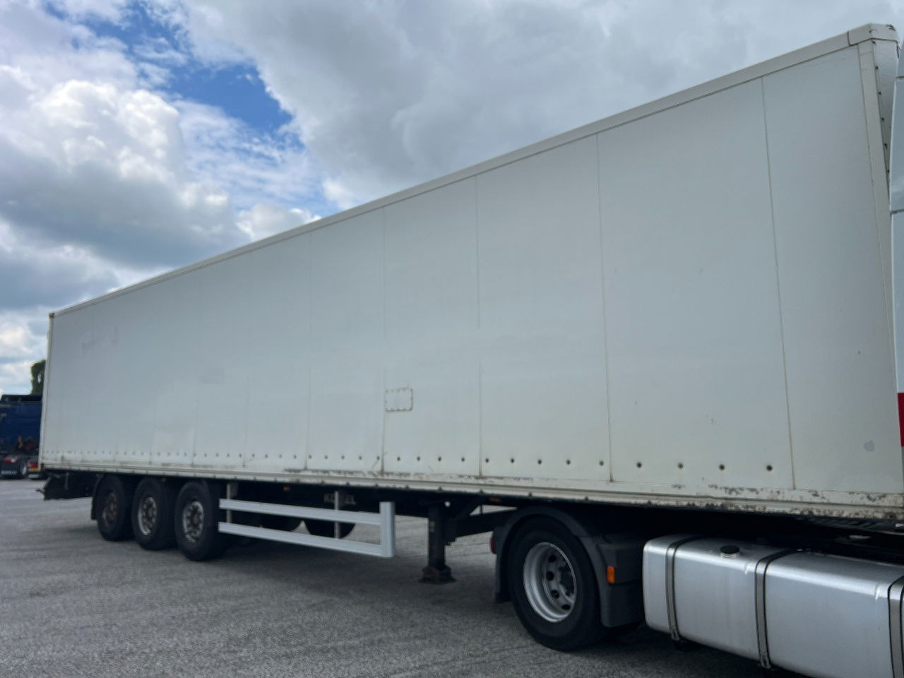 Kögel 2x lift axle, SAF disc - Puspiekabe slēgtā virsbūve: foto 2 Kögel 2x lift axle, SAF disc - Puspiekabe slēgtā virsbūve: foto 2