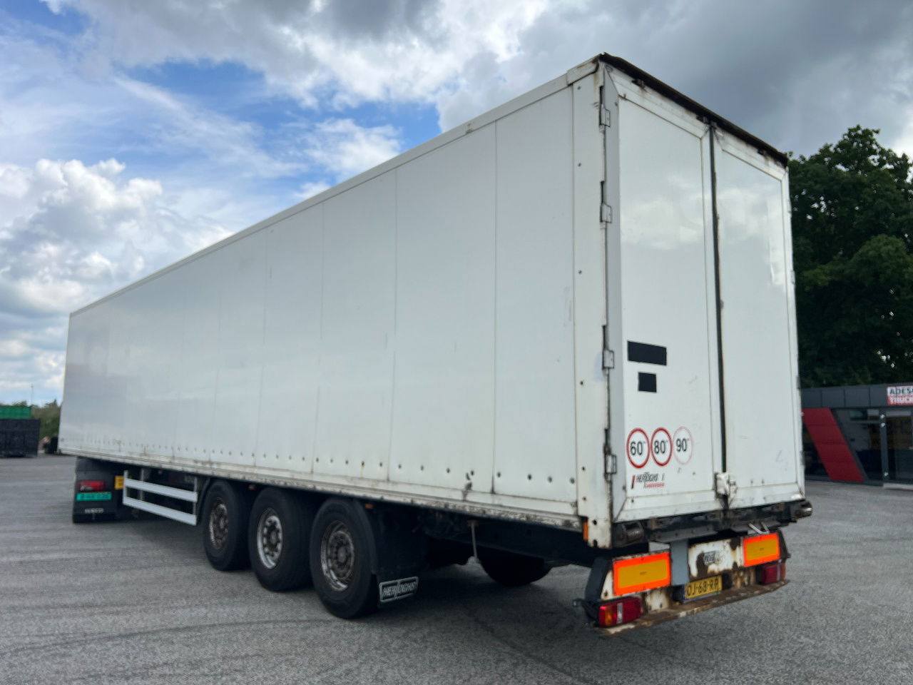 Kögel 2x lift axle, SAF disc - Puspiekabe slēgtā virsbūve: foto 4 Kögel 2x lift axle, SAF disc - Puspiekabe slēgtā virsbūve: foto 4