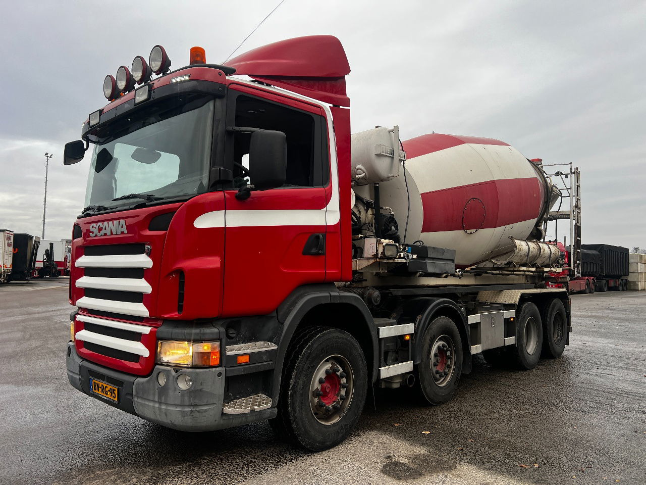 Scania G420 8x4 Liebherr 10m3 mixer met eigen motor - Betonvedējs: foto 1 Scania G420 8x4 Liebherr 10m3 mixer met eigen motor - Betonvedējs: foto 1