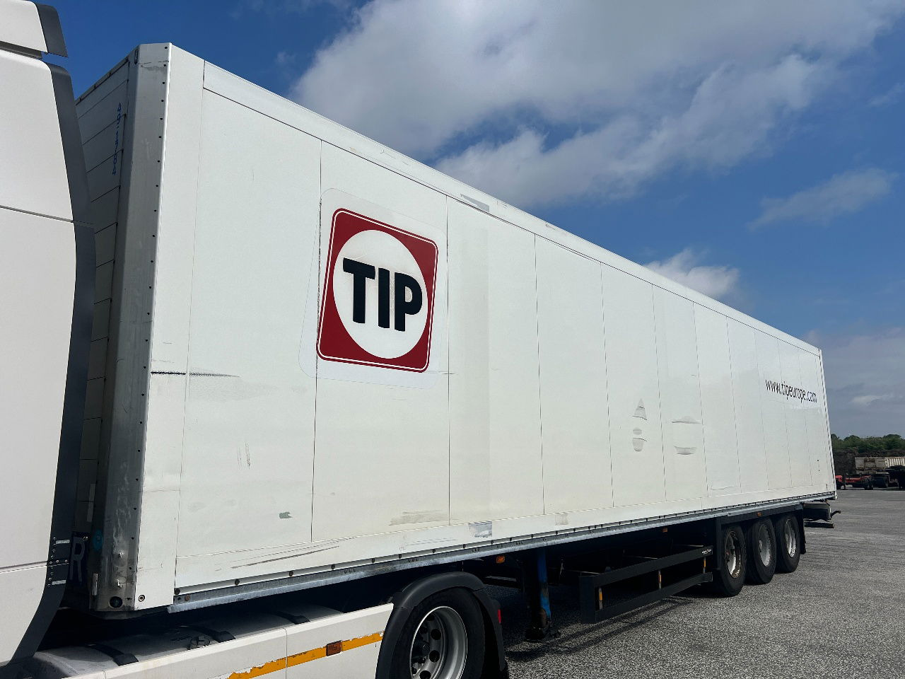 Schmitz Cargobull Isoliert koffer, SAF achsen - Puspiekabe slēgtā virsbūve: foto 1 Schmitz Cargobull Isoliert koffer, SAF achsen - Puspiekabe slēgtā virsbūve: foto 1