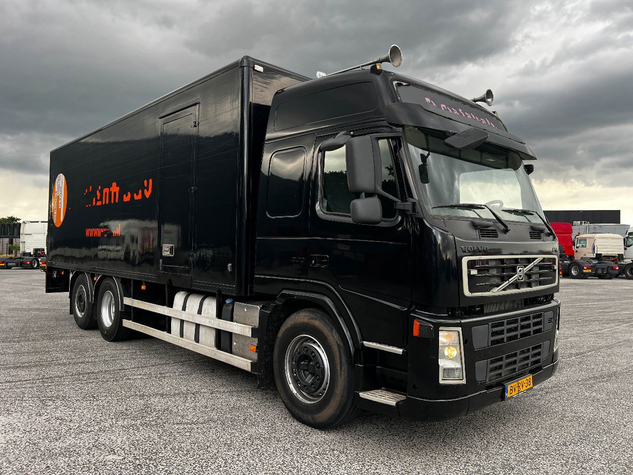 Volvo FM 9.300 Globe 6x2, Euro 5 - Kravas automašīna ar slēgto virsbūvi: foto 2 Volvo FM 9.300 Globe 6x2, Euro 5 - Kravas automašīna ar slēgto virsbūvi: foto 2