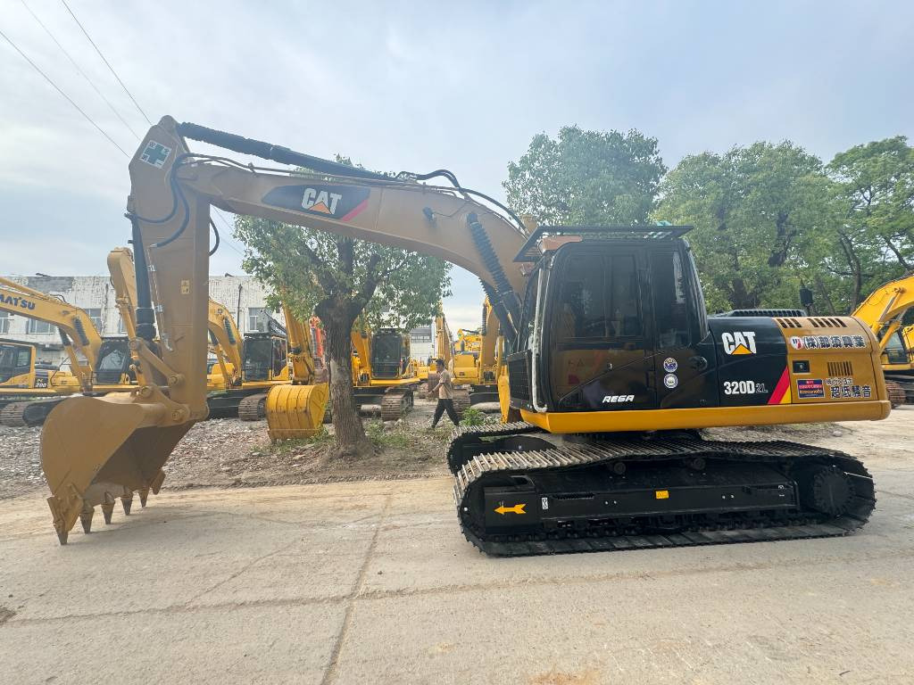 CAT 320 D2L - Kāpurķēžu ekskavators: foto 1 CAT 320 D2L - Kāpurķēžu ekskavators: foto 1