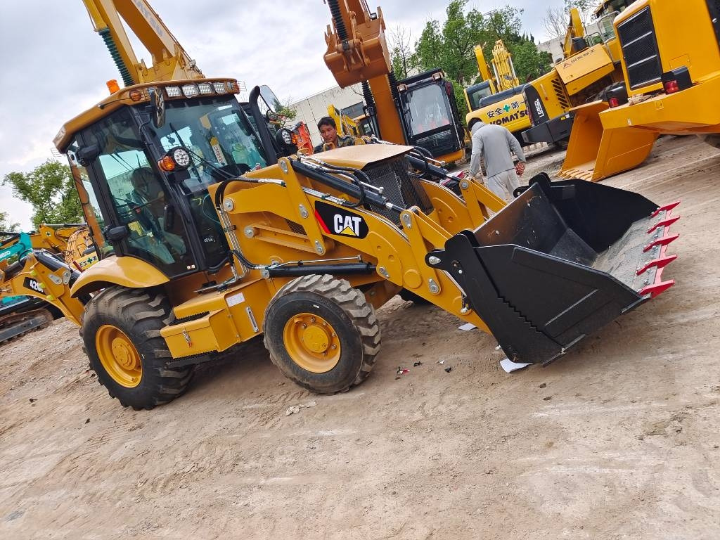 CAT 420 F - Ekskavators-iekrāvējs: foto 1 CAT 420 F - Ekskavators-iekrāvējs: foto 1