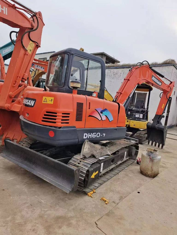 Doosan DH 60-7 - Mini-ekskavators: foto 1 Doosan DH 60-7 - Mini-ekskavators: foto 1