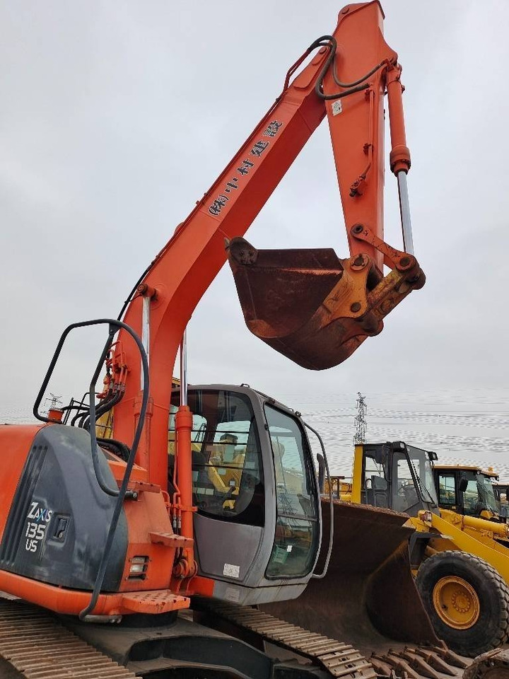 Hitachi ZX 135 US - Kāpurķēžu ekskavators: foto 1 Hitachi ZX 135 US - Kāpurķēžu ekskavators: foto 1