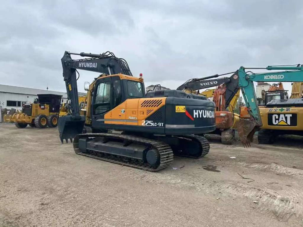 Hyundai 225LC-9T - Kāpurķēžu ekskavators: foto 1 Hyundai 225LC-9T - Kāpurķēžu ekskavators: foto 1