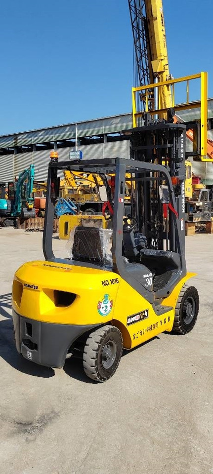 Komatsu FD 30 T-17 - Dīzeļiekrāvējs: foto 2 Komatsu FD 30 T-17 - Dīzeļiekrāvējs: foto 2