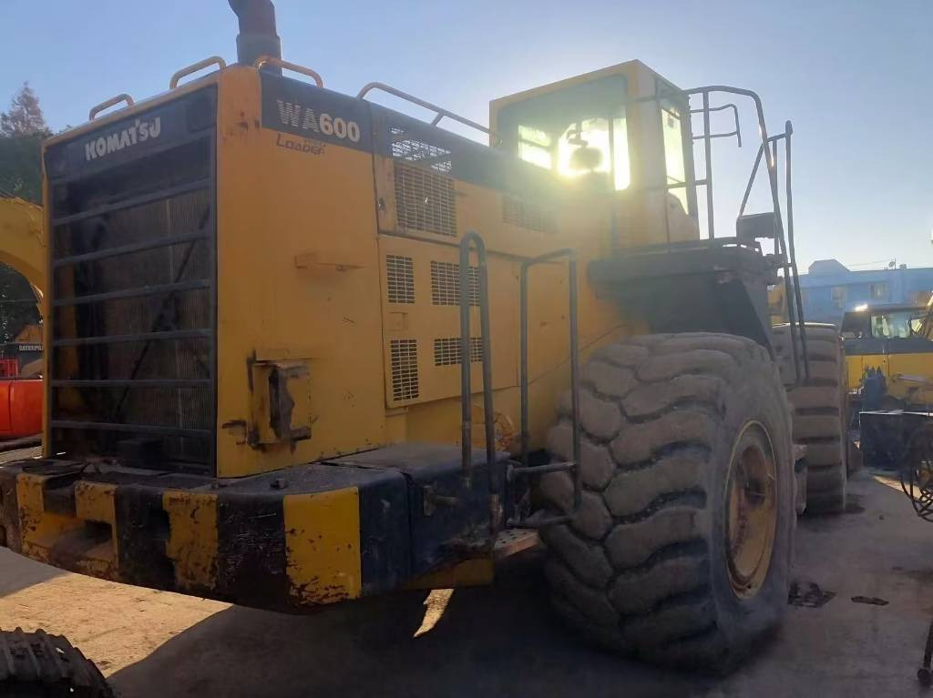 Komatsu WA 600-3 - Riteņu iekrāvējs: foto 4 Komatsu WA 600-3 - Riteņu iekrāvējs: foto 4