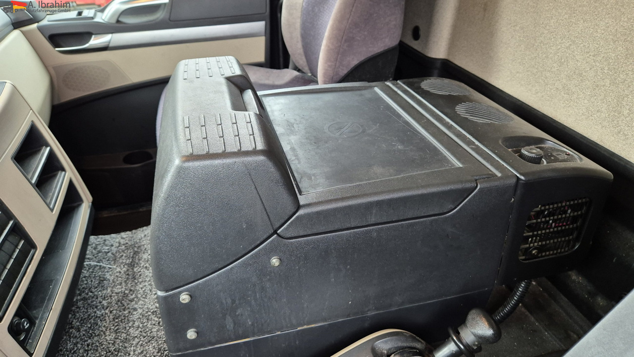 MAN 8.250 7,30 m Koffer, Navi, Topzustand - Furgons ar slēgtā virsbūve: foto 4 MAN 8.250 7,30 m Koffer, Navi, Topzustand - Furgons ar slēgtā virsbūve: foto 4